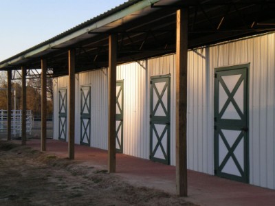 Animal enclosure with polar-white ribbed metal walls